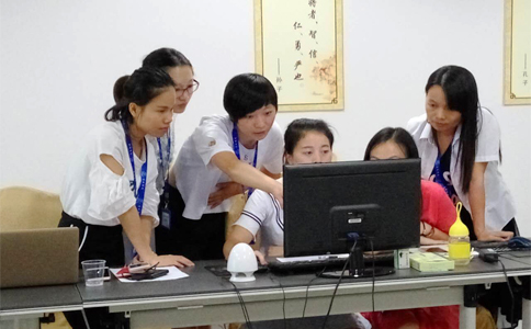 美女們互相交流學(xué)習(xí)，氣氛有點(diǎn)嚴(yán)肅啊